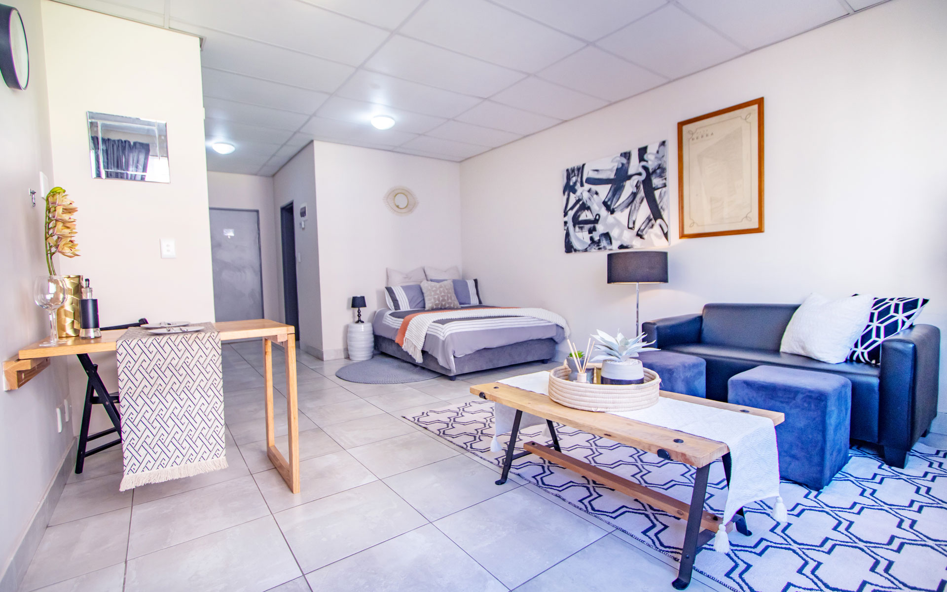 SH_Bachelor-Apartment_-Show-Space_11