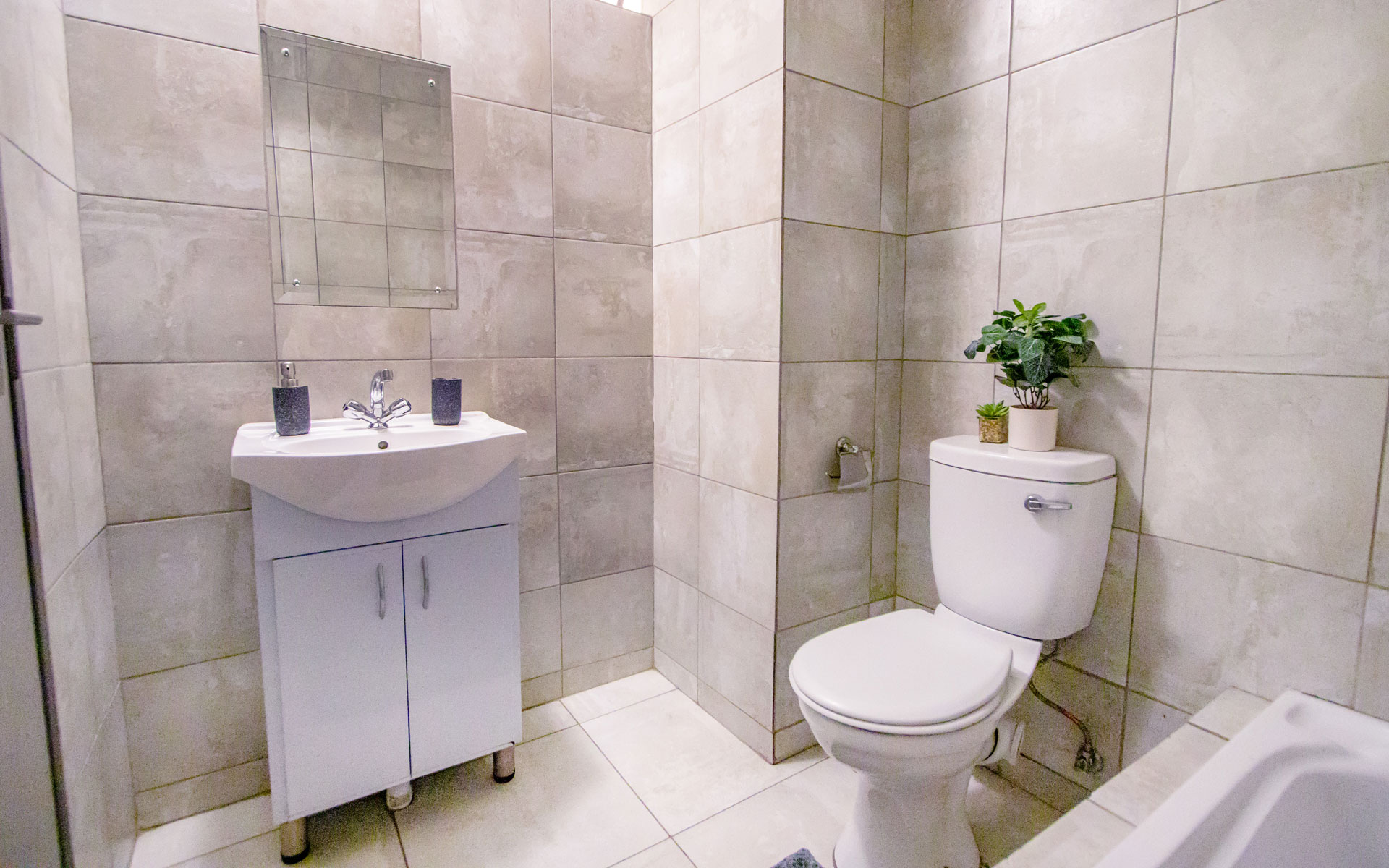 SH_Bachelor-Apartment_-Show-Space_18